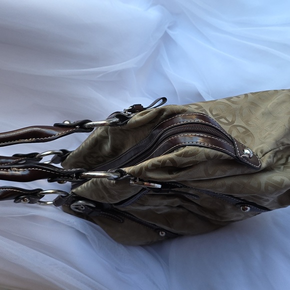 Giani Bernini Elegant Tan Shoulder Bag with Dark Brown Accents - Picture 6 of 12